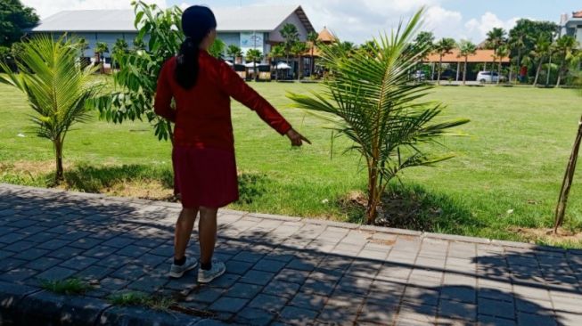 Bule baku hantam di depan supermarket Canggu, Bali. (Suara.com/Silfa)