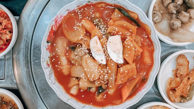 Ilustrasi makanan khas Korea Selatan, tteokbokki. (Pexels/Vicky Tran)