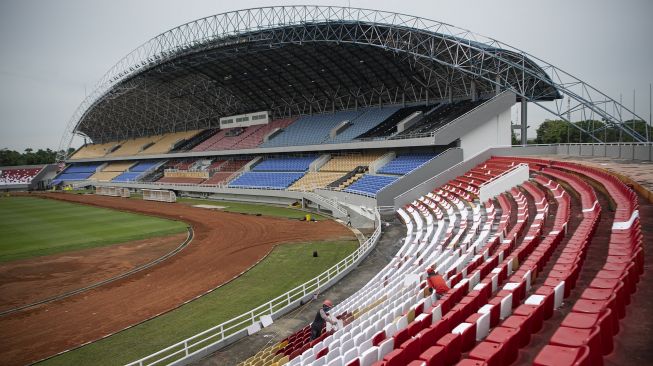 Pekerja mengecat kursi penonton Stadion Gelora Sriwijaya Jakabaring (GSJ), Jakabaring Sport City (JSC) di Palembang, Sumatera Selatan, Jumat (6/11/2020). [ANTARA FOTO/Nova Wahyudi]