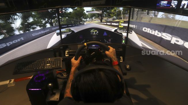 Pembalap melakukan sesi latihan menggunakan simulator balap di P1 Academy Motorsport Indonesia (ADMI), Kebayoran Baru, Jakarta, Jumat (6/11/2020). [Suara.com/Angga Budhiyanto]