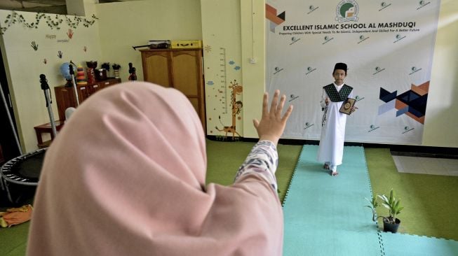 Anak berkebutuhan khusus mengenakan busana muslim saat acara Al Mashduqi Fair 2020 di Excellent Islamic School Al Masduqi, Tarogong Kaler, Kabupaten Garut, Jawa Barat, Jumat (6/11/2020). [ANTARA FOTO/Candra Yanuarsyah]