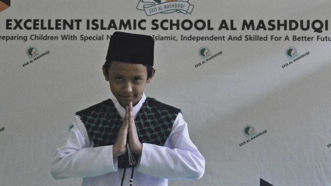 Anak berkebutuhan khusus mengenakan busana muslim saat acara Al Mashduqi Fair 2020 di Excellent Islamic School Al Masduqi, Tarogong Kaler, Kabupaten Garut, Jawa Barat, Jumat (6/11/2020). [ANTARA FOTO/Candra Yanuarsyah]