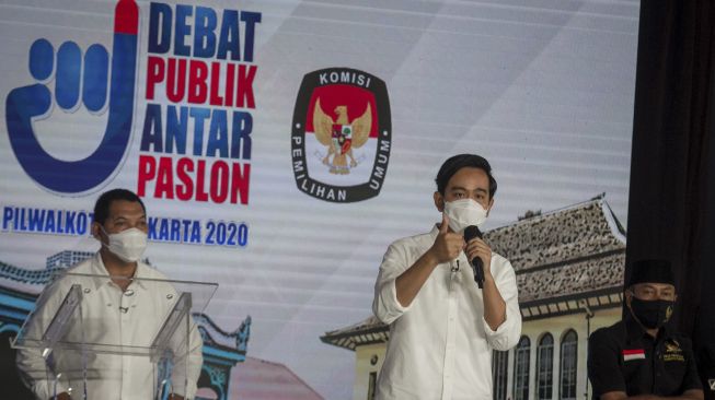 Calon Wali Kota Solo nomor urut satu Gibran Rakabuming Raka (temgah) menyampaikan visi misi saat Debat Terbuka Pilihan Wali Kota dan Wakil Wali Kota Solo di Solo, Jawa Tengah, Jumat (6/11/2020). [ANTARA FOTO/Mohammad Ayudha]