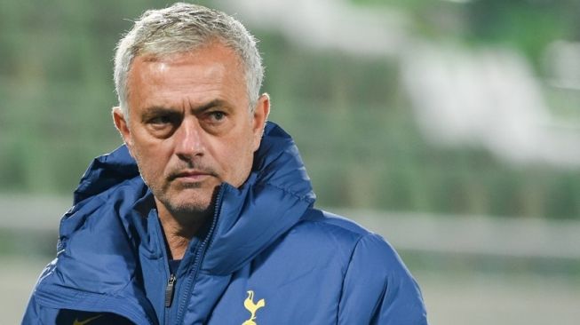 Manajer Tottenham Hotspur, Jose Mourinho mengamati permainan anak-anak asuhannya pada laga Liga Europa 2020/2021 kontra Ludogorets di Huvepharma Arena, Razgrad, Bulgaria, Jumat (6/11/2020) dini hari WIB. [NIKOLAY DOYCHINOV / AFP]