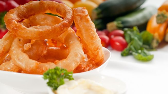 Bosan Dengan Camilan Biasa? Ini Resep Cheesy Onion Ring Super Lumer