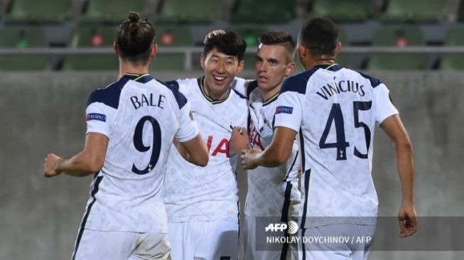 Penyerang Tottenham Hotspur, Son Heung-min (kedua dari kiri) merayakan gol ketiga timnya saat menghadapi Ludogorets di matchday 3 Grup J Liga Europa 2020/2021 di Ludogorets Arena, Bulgaria, Jumat (6/11/2020) dini hari WIB. [NIKOLAY DOYCHINOV / AFP]