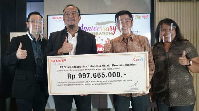 Seremoni Serah Terima Donasi Program Sharp Pintarkan Indonesia. [Sharp Indonesia]