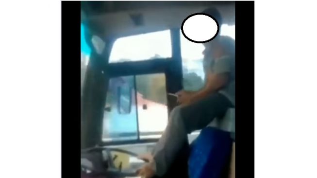 Adegan Berbahaya Sopir Kemudikan Bus Sambil Berdiri dan Joget, Ngeri!