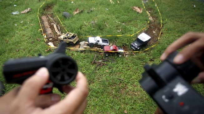 Sejumlah pegiat dari komunitas mobil remote control adventure offroad Rujukan Bogor bermain di jalur buatan Taman Inspirasi, Cibinong, Kabupaten Bogor, Jawa Barat, Jumat (6/11/2020). [ANTARA FOTO/Yulius Satria Wijaya]