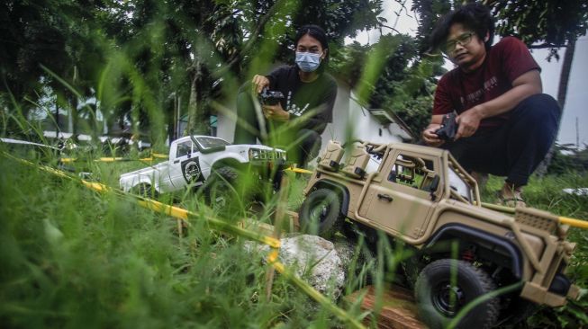 Sejumlah pegiat dari komunitas mobil remote control adventure offroad Rujukan Bogor bermain di jalur buatan Taman Inspirasi, Cibinong, Kabupaten Bogor, Jawa Barat, Jumat (6/11/2020). [ANTARA FOTO/Yulius Satria Wijaya]