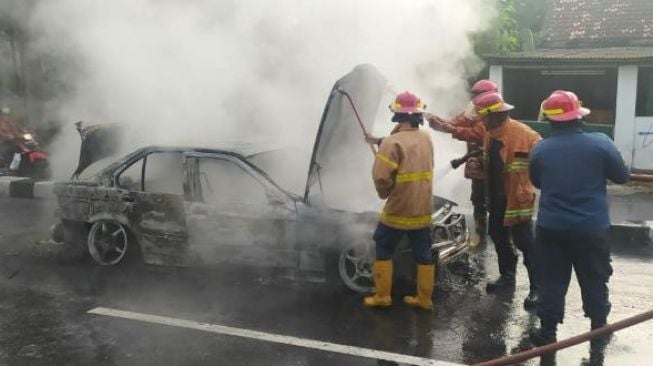 Sempat Ngebut, Mobil Sedan Tanpa Plat Nomor Hangus Terbakar di Ring Road