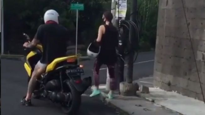 Viral Bule Ngambek dengan Kekasih di Jalan, Mirip Orang Indonesia