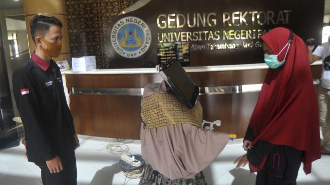 Mahasiswa melakukan uji coba Robot Antisipasi Corona (Robana) di kampus Universitas Negeri Padang (UNP) di Padang, Sumatera Barat, Jumat (6/11/2020). [ANTARA FOTO/Iggoy el Fitra]