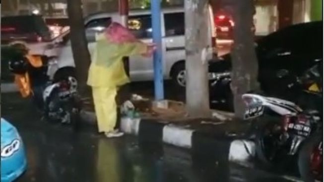 Ternyata Inilah Sosok Wanita yang Payungi Kucing Makan saat Hujan