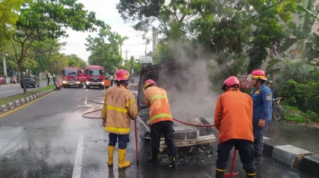 Diduga untuk Balap, Polisi Buru Pengemudi Mobil Terbakar di Ring Road Barat