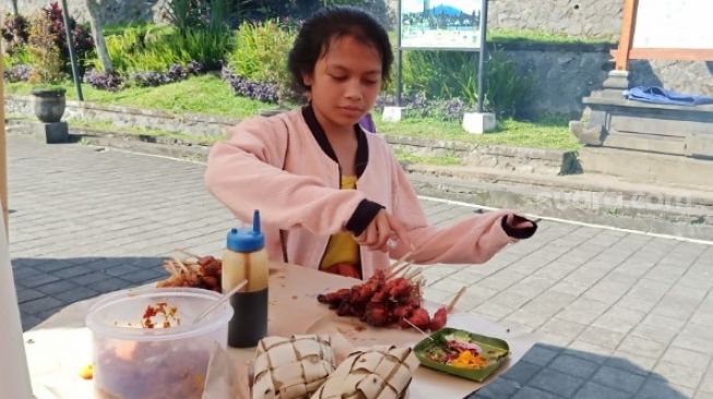 Viral Gadis Kecil Jago Bahasa Belanda Bikin Kagum, Kini Jualan Sate
