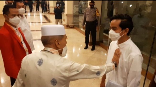 Sebelum Debat, Habib Hasan Sempat Pegang Dada Gibran dan Berikan Doa-Doa