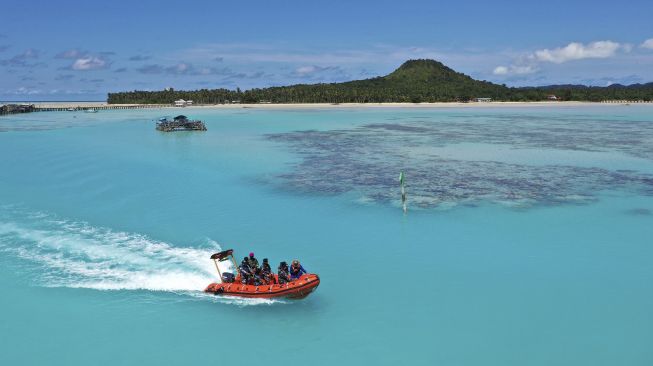 Komandan KRI Bima Suci Letkol Laut (P) Waluyo bersama prajurit KRI Bima Suci dan taruna-taruni Akademi Angkatan Laut (AAL) menumpang 'rescue boat' usai menyerahkan dukungan logistik dan alat kesehatan ke prajurit TNI di Pos TNI AL Pulau Laut dan Satgas Pengamanan Pulau Terluar Pulau Sekatung di perairan Laut Natuna Utara, Kabupaten Natuna, Sabtu (7/11/2020). [ANTARA FOTO/Aditya Pradana Putra]