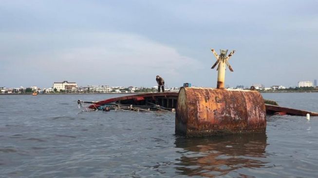 KM Mina Rejeki tenggelam di Pelabuhan Muara Angke, Jakarta Utara, Jumat (6/11/2020). (ANTARA/HO-Polairud Polda Metro Jaya).