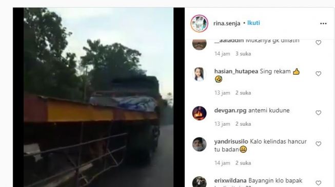 Video truk tronton ugal-ugalan. (Instagram/@rina.senja)