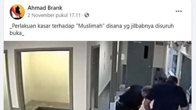 Kekerasan aparat terhadap perempuan yang diduga muslimah. (Facebook/Ahmad Brank)