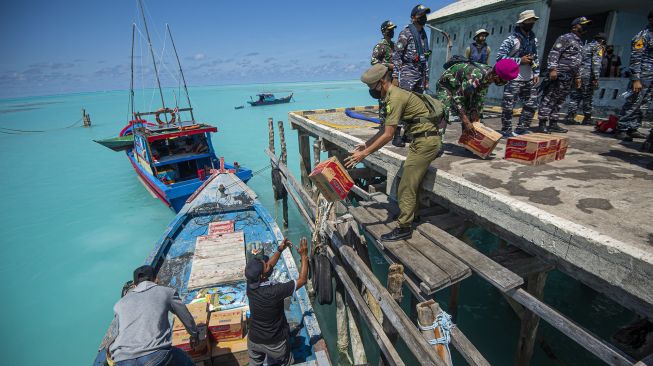 Sejumlah prajurit KRI Bima Suci-945 dan taruna Akademi Angkatan Laut (AAL) memindahkan dukungan logistik dan alat kesehatan ke prajurit TNI di Pos TNI AL Pulau Laut dan Satgas Pengamanan Pulau Terluar Pulau Sekatung di perairan Laut Natuna Utara, Kabupaten Natuna, Sabtu (7/11/2020). [ANTARA FOTO/Aditya Pradana Putra]