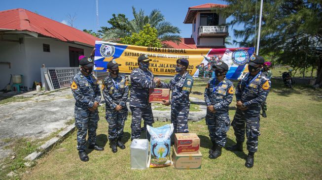 Palaklat Kartika Jala Krida (KJK) 2020 Letkol Laut (P) Aris Dianto (ketiga kiri) bersama taruna-taruni Akademi Angkatan Laut (AAL) menyerahkan dukungan logistik dan alat kesehatan ke prajurit TNI di Pos TNI AL Pulau Laut dan Satgas Pengamanan Pulau Terluar Pulau Sekatung di perairan Laut Natuna Utara, Kabupaten Natuna, Sabtu (7/11/2020). [ANTARA FOTO/Aditya Pradana Putra]