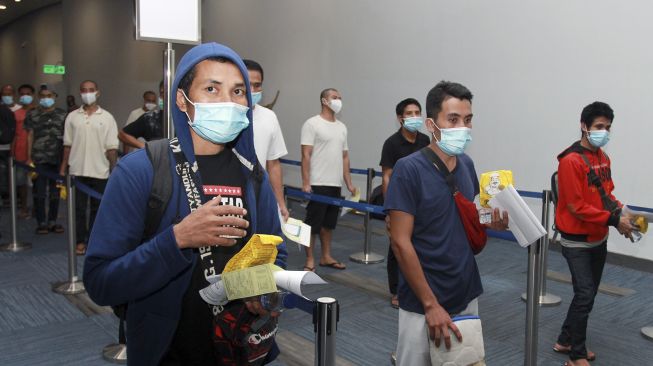 Warga Negara Indonesia (WNI) antre untuk melakukan validasi surat bebas COVID-19 setibanya dari Malaysia, di Terminal 3 Bandara Soekarno Hatta, Tangerang, Banten, Sabtu (7/11/2020). [ANTARA FOTO/Muhammad Iqbal]