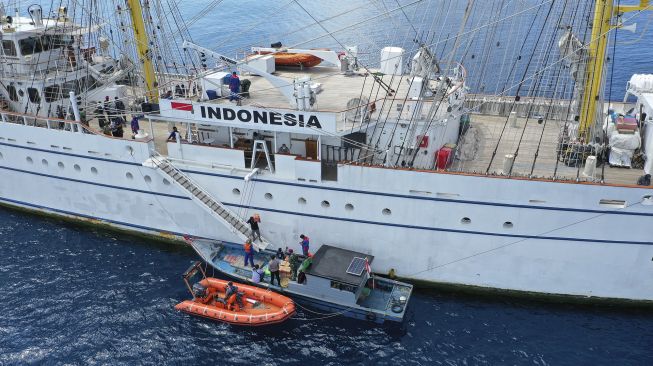 Sejumlah prajurit KRI Bima Suci-945 dan taruna Akademi Angkatan Laut (AAL) memindahkan dukungan logistik dan alat kesehatan ke prajurit TNI di Pos TNI AL Pulau Laut dan Satgas Pengamanan Pulau Terluar Pulau Sekatung di perairan Laut Natuna Utara, Kabupaten Natuna, Sabtu (7/11/2020). [ANTARA FOTO/Aditya Pradana Putra]