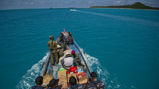 Sejumlah prajurit KRI Bima Suci-945 dan taruna Akademi Angkatan Laut (AAL) menumpang kapal motor dengan membawa dukungan logistik dan alat kesehatan ke prajurit TNI di Pos TNI AL Pulau Laut dan Satgas Pengamanan Pulau Terluar Pulau Sekatung di perairan Laut Natuna Utara, Kabupaten Natuna, Sabtu (7/11/2020). [ANTARA FOTO/Aditya Pradana Putra]