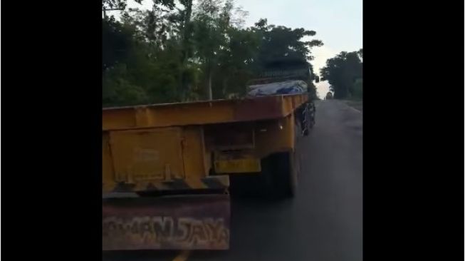 Viral Aksi Sopir Truk Ugal-ugalan Nyaris Bikin Pemotor Setor Nyawa