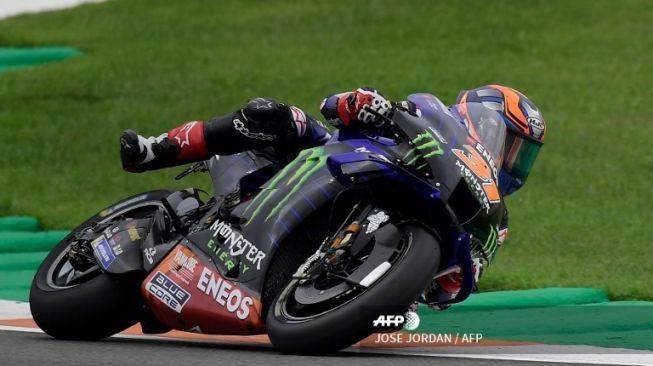 Pembalap Monster Energy Yamaha Garrett Gerloff ambil bagian dalam sesi latihan bebas kedua balapan MotoGP Eropa di sirkuit Ricardo Tormo, Valencia pada Jumat (6/11/2020). [JOSE JORDAN / AFP]