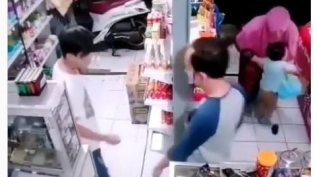 Biadab! Viral Video Paman Tendang Balita Hingga Terpental, Publik Geram!