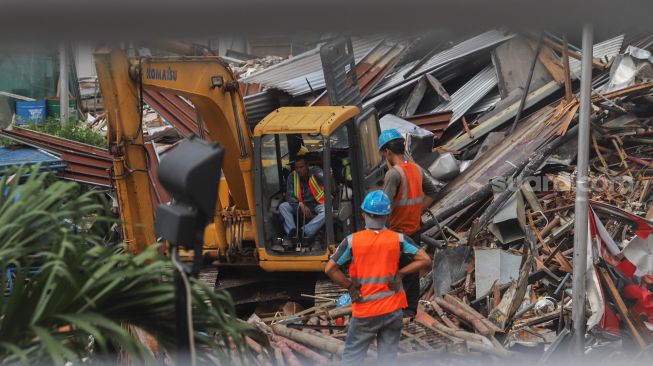 Aktivitas para pekerja menyelesaikan proyek renovasi gedung Sarinah  di Jalan MH. Thamrin, Jakarta Pusat, Minggu (8/11). [Suara.com/Alfian Winanto]