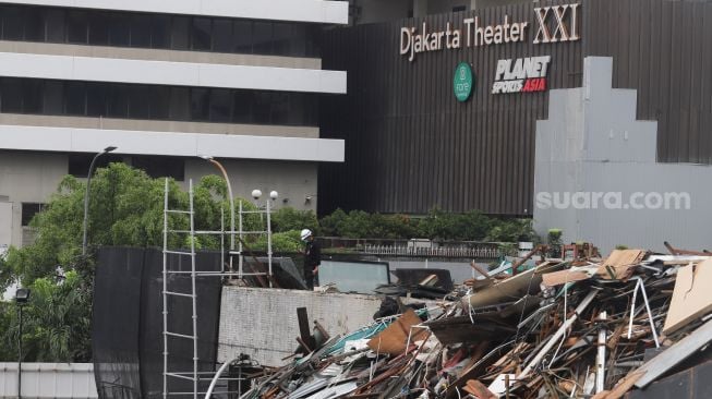 Petugas keamanan berjaga di sekitar area proyek renovasi gedung Sarinah  di Jalan MH. Thamrin, Jakarta Pusat, Minggu (8/11). [Suara.com/Alfian Winanto]