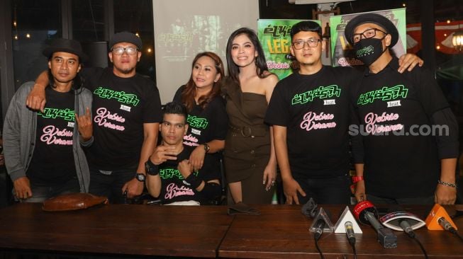 Personil grup Elkasih Legacy dan El Ibnu berfoto bersama saat perilisan single 'Maaf' serta project Elkasih Legacy dan Elkasih Reborn di kawasan Gatot Subroto, Jakarta Selatan, Minggu (8/11). [Suara.com/Alfian Winanto]