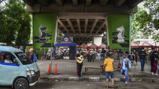 Warga beraktivitas di kawasan Stasiun Tebet, Jakarta, Minggu (8/11/2020). [ANTARA FOTO/Galih Pradipta]