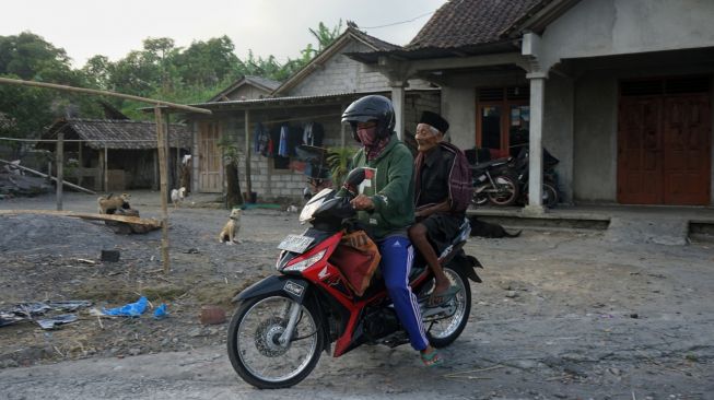 Warga mengungsi secara mandiri di Kalitengah Lor, Cangkringan, Sleman, D.I Yogyakarta, Sabtu (7/11/2020). [ANTARA FOTO/Andreas Fitri Atmoko]