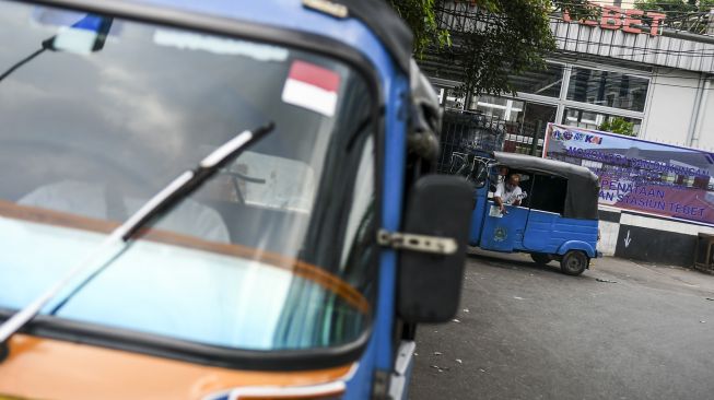 Pengemudi bajaj menunggu penumpang di kawasan Stasiun Tebet, Jakarta, Minggu (8/11/2020). [ANTARA FOTO/Galih Pradipta]