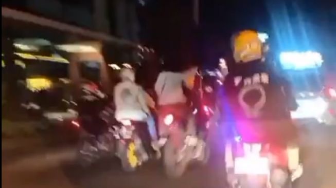 Konvoi ugal-ugalan di Jalan Gatot Soebroto Bandung, Sabtu (8/11/2020) malam. [Istimewa]