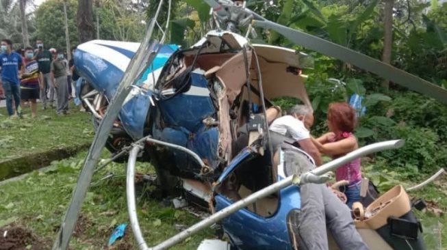 Diduga Tabrakan di Udara, Helikopter Jatuh Dekat Sekolah, 2 Orang Tewas