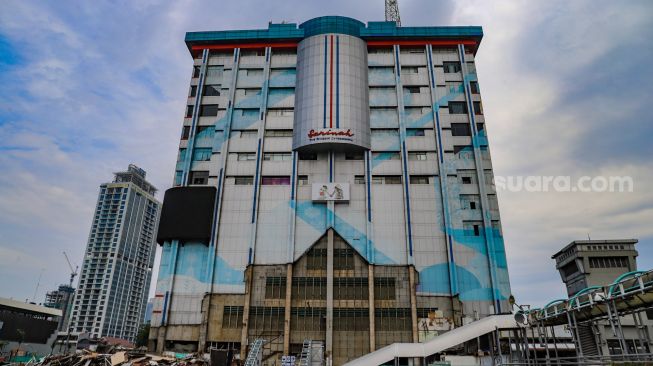 Penampakan gedung Sarinah yang sedang direnovasi di Jalan MH. Thamrin, Jakarta Pusat, Minggu (8/11). [Suara.com/Alfian Winanto]