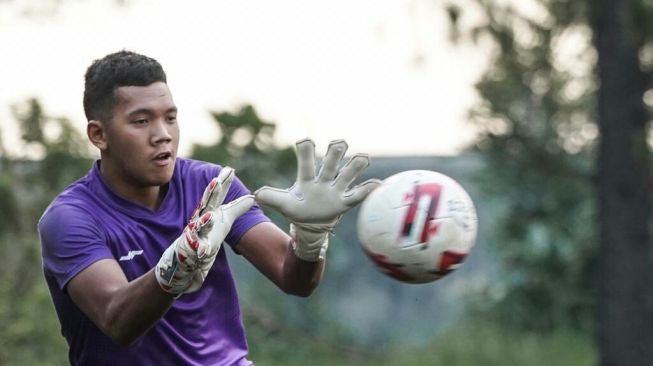 Kiper Persija Jakarta, Risky Sudirman, mendapat kesempatan berlatih virtual bersama Timnas Indonesia U-19. [dok. Persija].