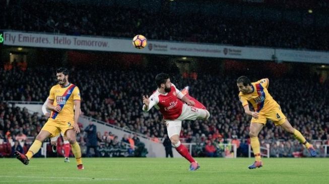 Penyerang Arsenal, Olivier Giroud mencetak gol unik ala tendangan kalajengking. [Dok. Twitte@GurjitAFC]