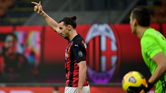 Penyerang AC Milan Zlatan Ibrahimovic  melakukan selebrasi setelah mencetak gol kegawang Verona selama pertandingan sepak bola Serie A Italia antara AC Milan melawan Verona di Stadion San Siro, Milan, Italia, Senin (9/11) dini hari WIB.  [Miguel MEDINA / AFP]