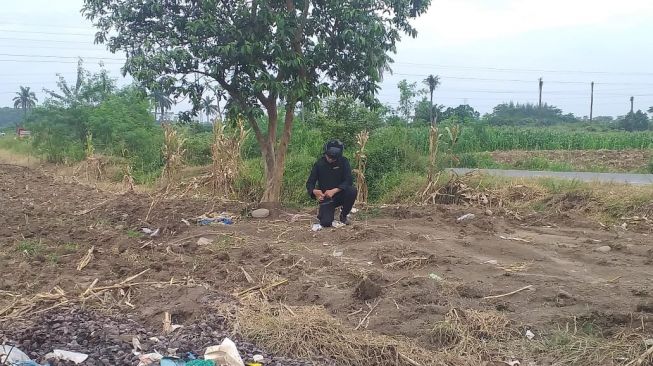 Tim Jibom Detasemen Gegana Sat Brimob Polda Sumut melakukan disposal temuan granat. [Foto: Istimewa] 