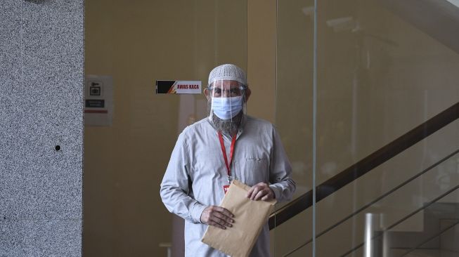 Aktor Rudy Wahab berjalan meninggalkan ruangan usai menjalani pemeriksaan di Gedung Komisi Pemberantasan Korupsi (KPK), Jakarta, Senin (9/11/2020). [ANTARA FOTO/M Risyal Hidayat]