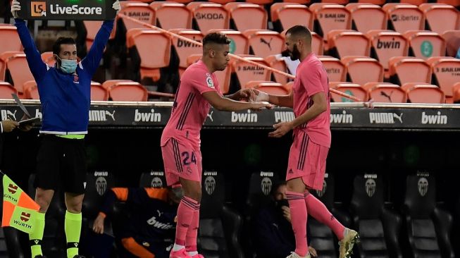 Penyerang Real Madrid Mariano Diaz menggantikan Karim Benzema saat menghadapi Valencia di laga lanjutan liga Spanyol di Stadion Mestalla, Valencia, Senin (9/11/2020) dini hari WIB. [JOSE JORDAN / AFP]