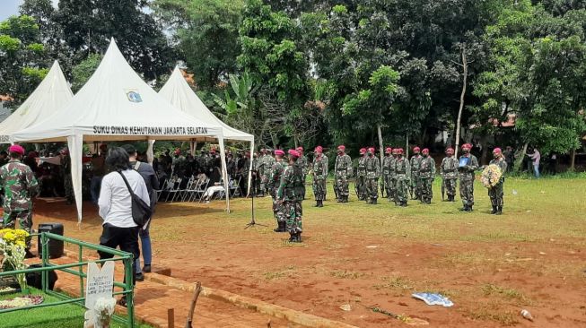 Prosesi pemakaman mantan kiper Persija Jakarta, Daryono, secara militer di TPU Kampung Kandang, Jakarta Selatan, Senin (9/11/2020). (Suara.com/Adie Prasetyo Nugraha).