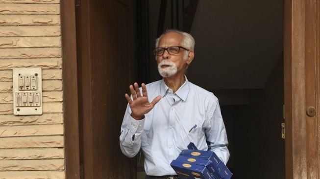 Paman Kamala Harris Balachandran Gopalan menyapa wartawan di rumahnya di New Delhi, India. (Foto: AFP)